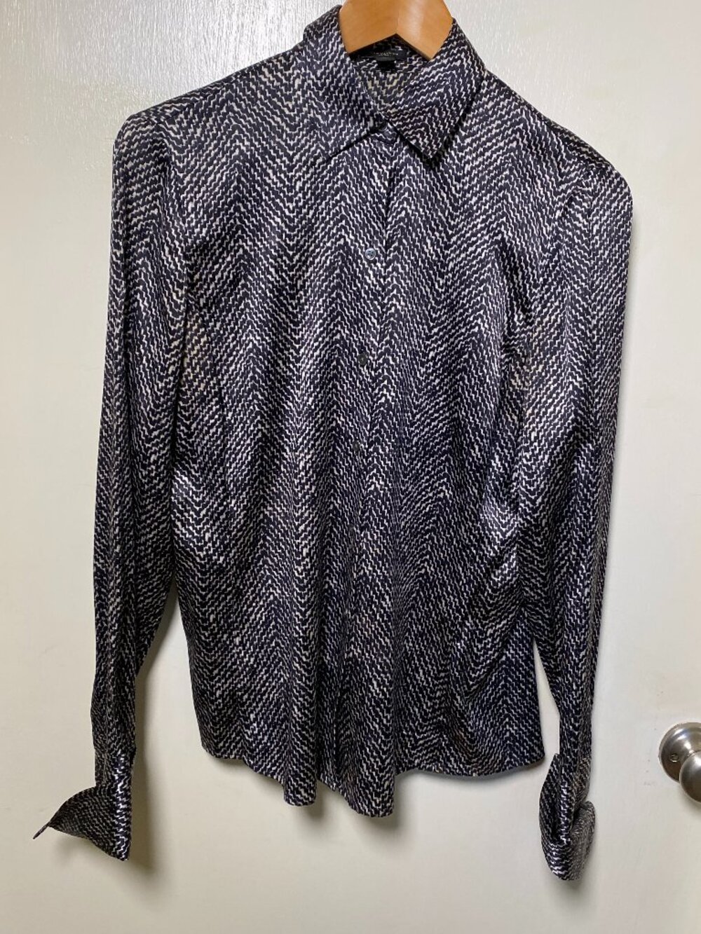 Ann Taylor Size 4 Button Front Blouse Black Ivory Abstract Chevron Print